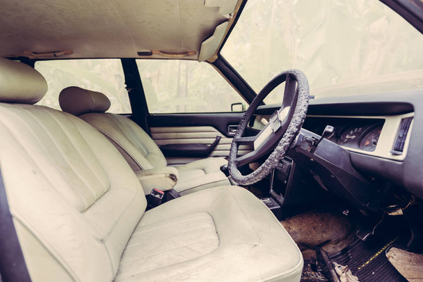 Dentro del coche abandonado
 - Foto, imagen