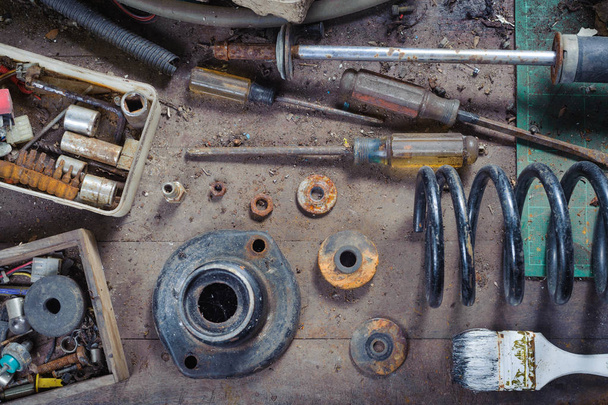Destruir ferramentas manuais e peças de carro
 - Foto, Imagem