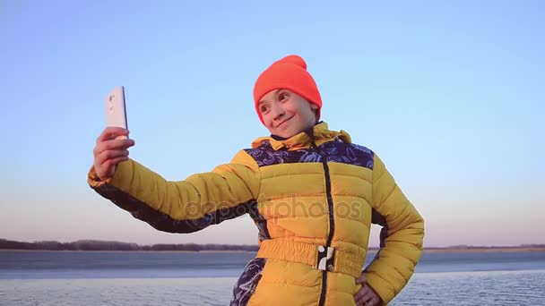 Mulher em férias tirando uma foto para si mesma
 - Filmagem, Vídeo