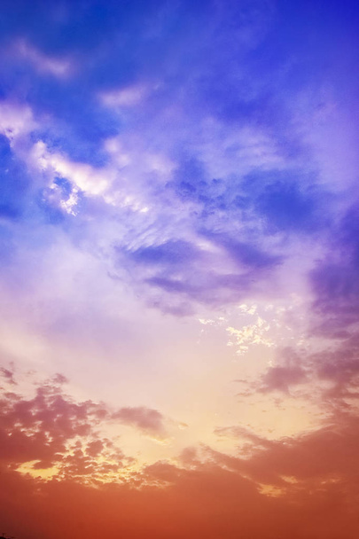 Céu colorido do por do sol de alguma noite de verão com alguma silhueta
  - Foto, Imagem