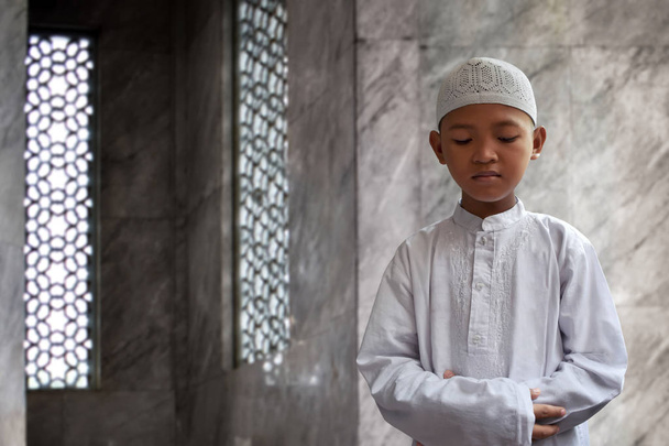 Asian muslim kid praying - Φωτογραφία, εικόνα
