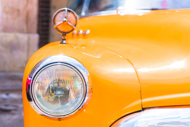 HAVANA, CUBA - huhtikuu 14, 2017: Keltaisen klassisen vintage-auton lähikuva vanhassa Havannassa, Kuubassa. Suosituin kuljetus matkailijoille käytetään taksit
. - Valokuva, kuva