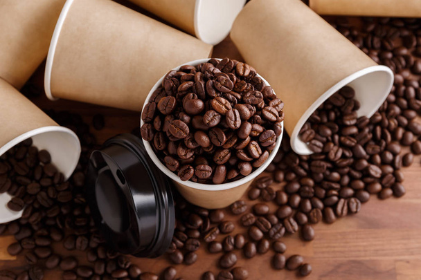 Kahve çekirdekleri ile kağıt bardak - Fotoğraf, Görsel