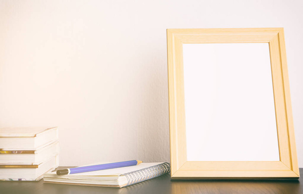 Struttura in legno bianco per modellare sul tavolo da lettura bianco
 - Foto, immagini