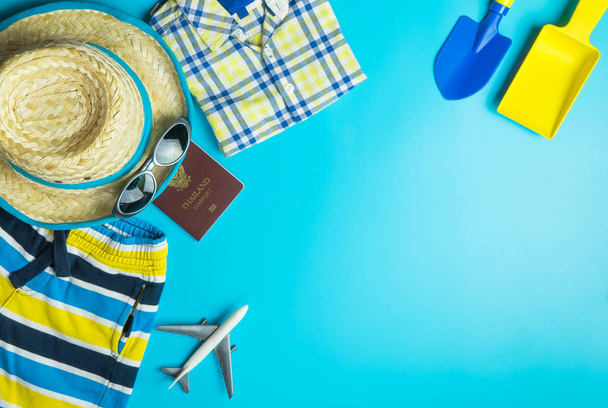 Sommerreisemode und Spielzeug für Jungen auf blauem Kopierraum - Foto, Bild