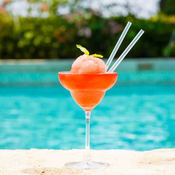 Cocktail de margarita de morango congelado na borda de um resort poo
 - Foto, Imagem