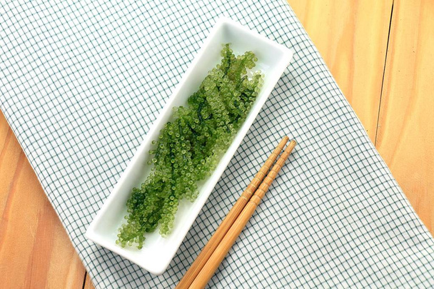 Tengeri alga saláta, egészséges tengeri ételeket, a tányér.  - Fotó, kép