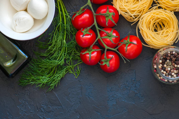 Ingredientes para la cena de estilo italiano. Aceite de oliva, eneldo, cereza a
 - Foto, imagen