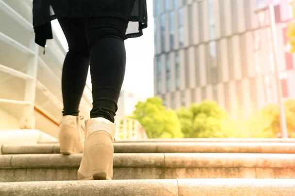 İş kadınları için merdiven üzerinde adım başarılı - Fotoğraf, Görsel