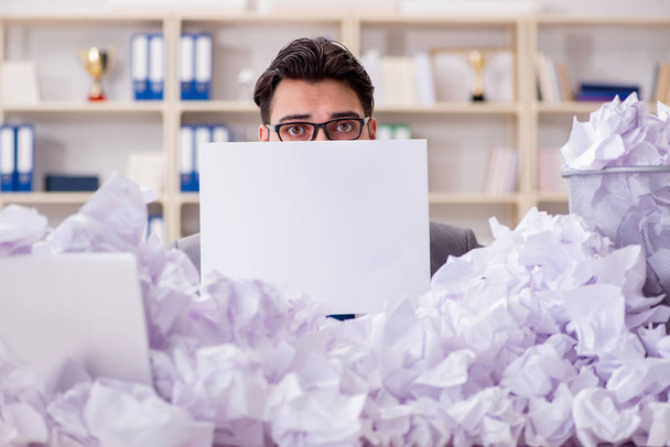 Imprenditore nel concetto di riciclaggio della carta in ufficio - Foto, immagini