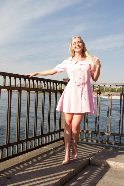 河川堤防のショート ドレスの少女 - 写真・画像