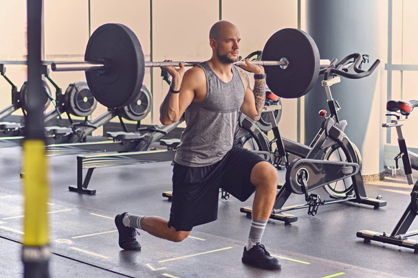 Hombre haciendo ejercicio con barra de pesas
 - Foto, Imagen