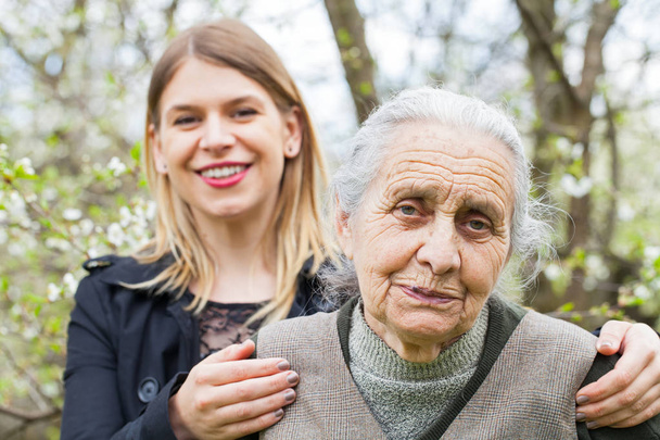 Starší žena s její pečovatel venkovní - Fotografie, Obrázek