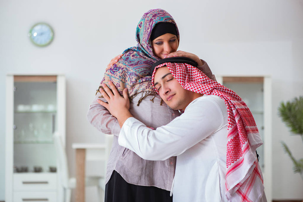 Молодая арабская мусульманская семья с беременной женой, ожидающей ребенка - Фото, изображение