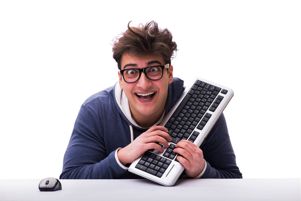 Hombre nerd divertido trabajando en el ordenador aislado en blanco - Foto, imagen