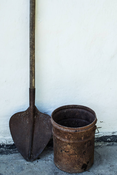 Ржавая лопата и ведро на белом фоне
 - Фото, изображение