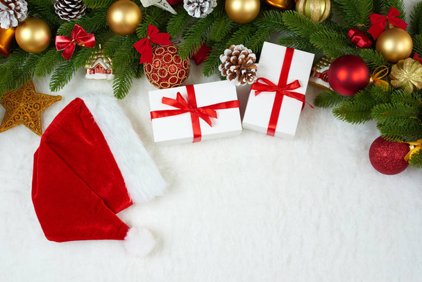 Vánoční dekorace na fir tree větev closeup, dárky, vánoční koule, kužel a další objekt na bílé prázdné místo srsti, dovolená concept, místo pro text - Fotografie, Obrázek