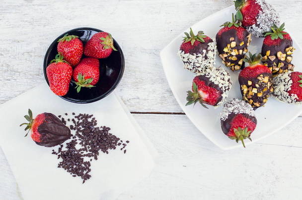 Strawberries covered with a chocolate - Foto, afbeelding