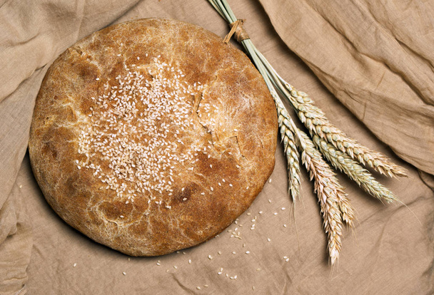 Baked bread on linen with - Fotografie, Obrázek
