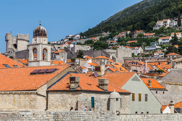 Edificios en alza en el casco antiguo de Dubrovnik
 - Foto, imagen