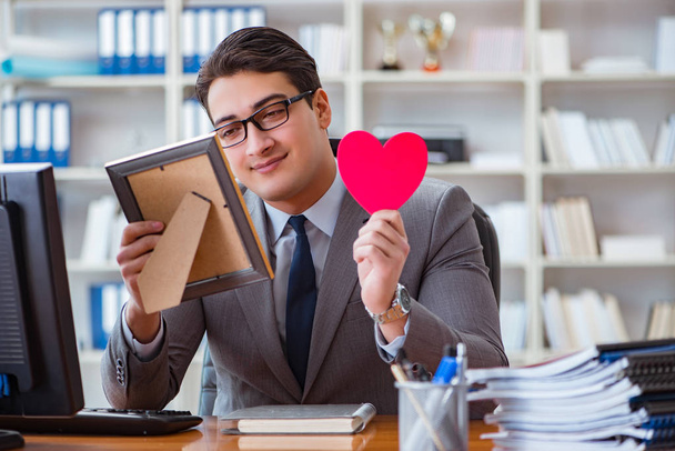 Biznesmen uczucie miłości i miłości w biurze - Zdjęcie, obraz