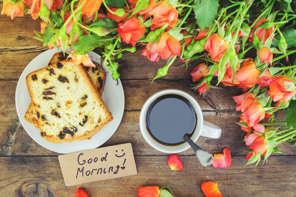 Egy csésze kávé reggelire. jó reggelt. Virágok. Szelektív összpontosít. - Fotó, kép