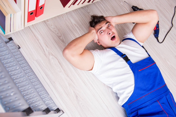 Koncept nebezpečného chování s padajícím pracovníkem - Fotografie, Obrázek