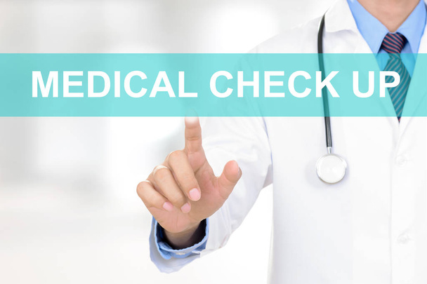 Ο γιατρός χέρι αγγίζει το ιατρικό Check Up εικονική οθόνη σύνδεσης - Φωτογραφία, εικόνα