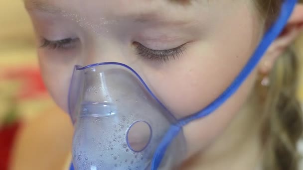 κορίτσι στο νοσοκομείο αντιμετωπίζεται με εισπνοή, λυπημένο παιδί σε νοσοκομείο αναπνοή μάσκα για εισπνοή. - Πλάνα, βίντεο
