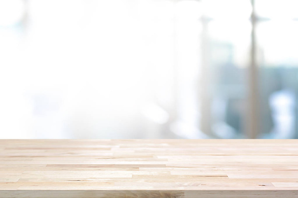 Mesa de madera sobre fondo abstracto borroso blanco
 - Foto, imagen