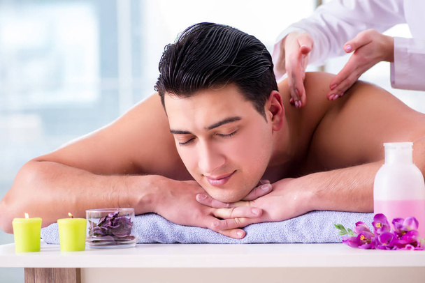 Bello uomo in spa massaggio concetto - Foto, immagini