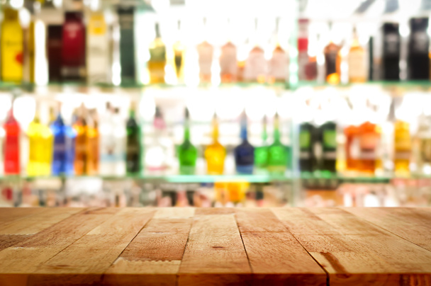 Holz Bar Top auf Unschärfe bunten Alkohol trinken Flasche Hintergrund - Foto, Bild
