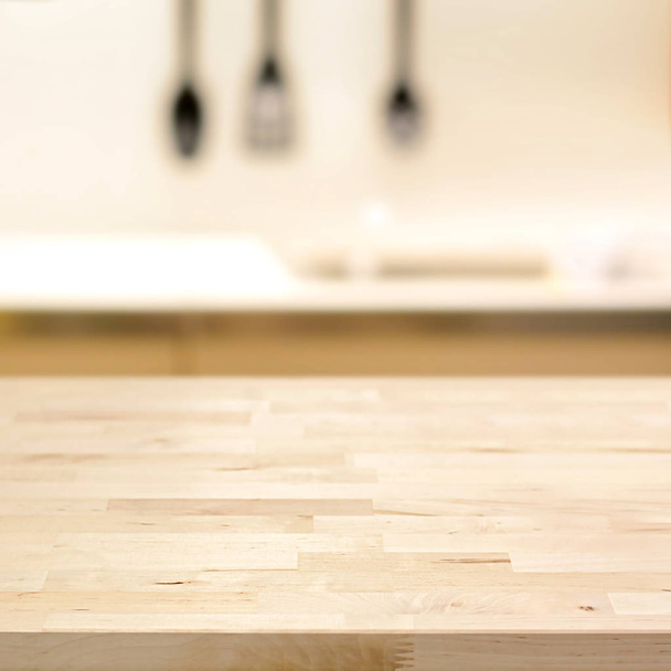 Piano in legno (come isola cucina) su sfondo cucina sfocata
  - Foto, immagini