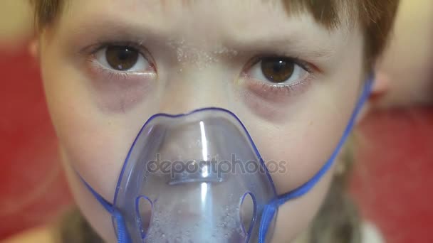 kind ademhaling masker voor inhalatie, meisje in het ziekenhuis wordt behandeld bij inademing. - Video