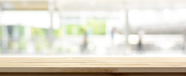 Mesa de madera sobre fondo borroso ventana de la cocina, pancarta panorámica
 - Foto, Imagen