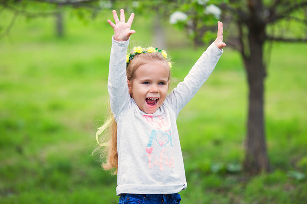 Cheerful active joyful girl in a summer park - Foto, Imagem