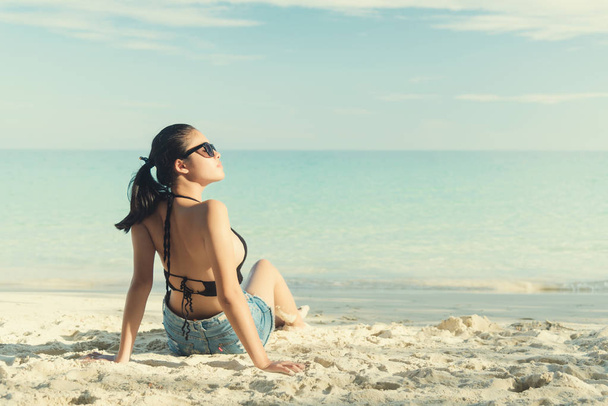 Νεαρή γυναίκα της μόδας χαλαρώστε στην παραλία. - Φωτογραφία, εικόνα