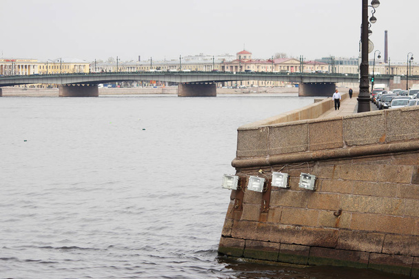 Latarnie przybrzeżne oświetlające żeglowną rzekę Fontankę Sankt Petersburg w celu poprawy widoczności podczas ruchu statków. - Zdjęcie, obraz
