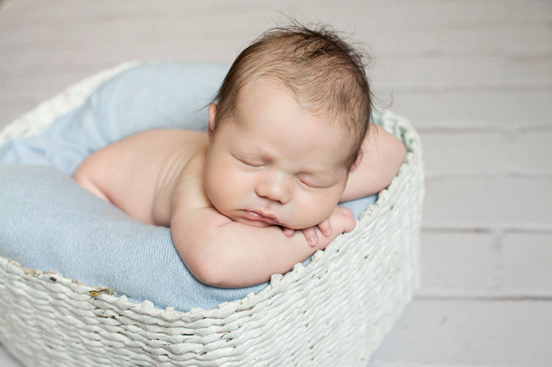  newborn baby sleeping in the basket - Fotografie, Obrázek