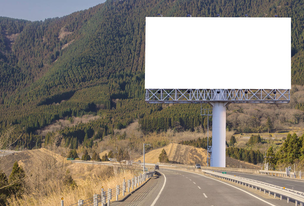 рекламный щит холостой на сельской дороге для рекламного фона
 - Фото, изображение