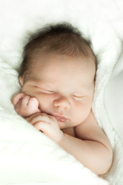 Новорожденный мальчик спит - Фото, изображение