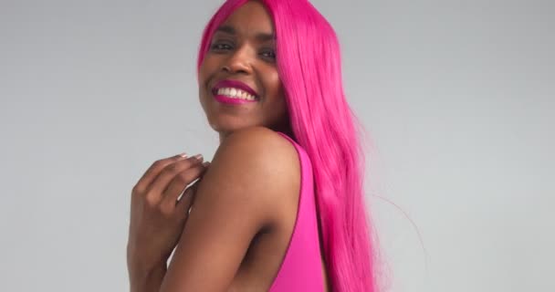 Zwarte vrouwen die dansen in roze pruik - Video