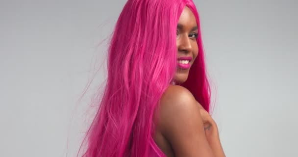 Zwarte vrouwen die dansen in roze pruik - Video