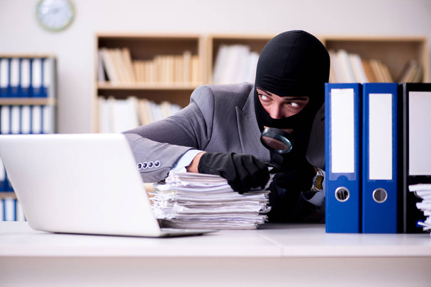 Кримінальний бізнесмен одягнений в балаклаву в офісі
 - Фото, зображення