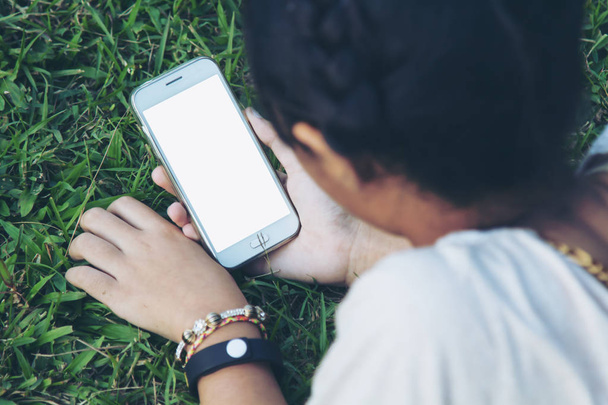 Adolescente segurando telefone inteligente
 - Foto, Imagem
