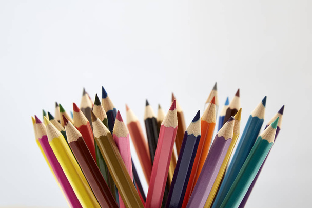 Πολλά διαφορετικά χρωματιστά μολύβια σε λευκό φόντο - Φωτογραφία, εικόνα