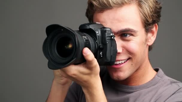 Professional photographer using digital camera - Záběry, video