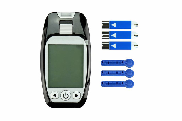 Medição de açúcar no sangue isolado em fundo branco, kit de diabetes, caneta seringa com insulina e glicosímetro, kit de teste de glicemia
. - Foto, Imagem