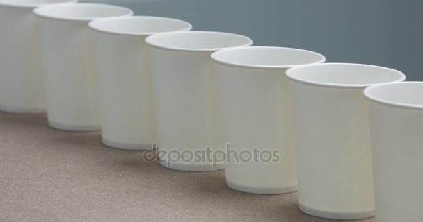 cofe giet in een voor papier cups in raw - Video