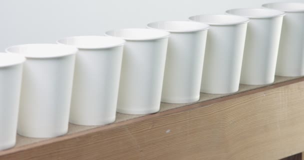 rij voor witte blanc papier cups gaat naar Defocus - Video